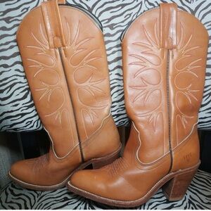 Frye Vintage Made in USA heeled leather  boots 👢 Size 6B ( like new )